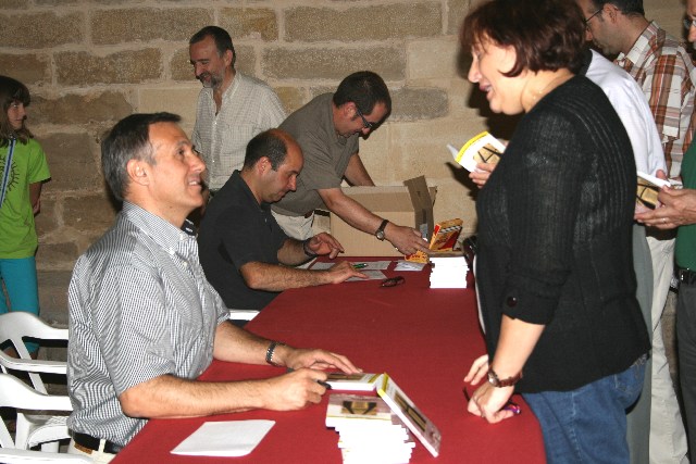 El autor firmando libros